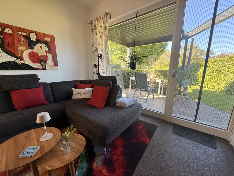 Sofa mit Blick auf die Terrasse