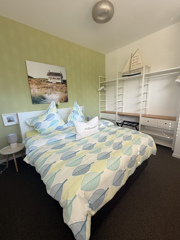 Schlafzimmer mit hellem Doppelbett