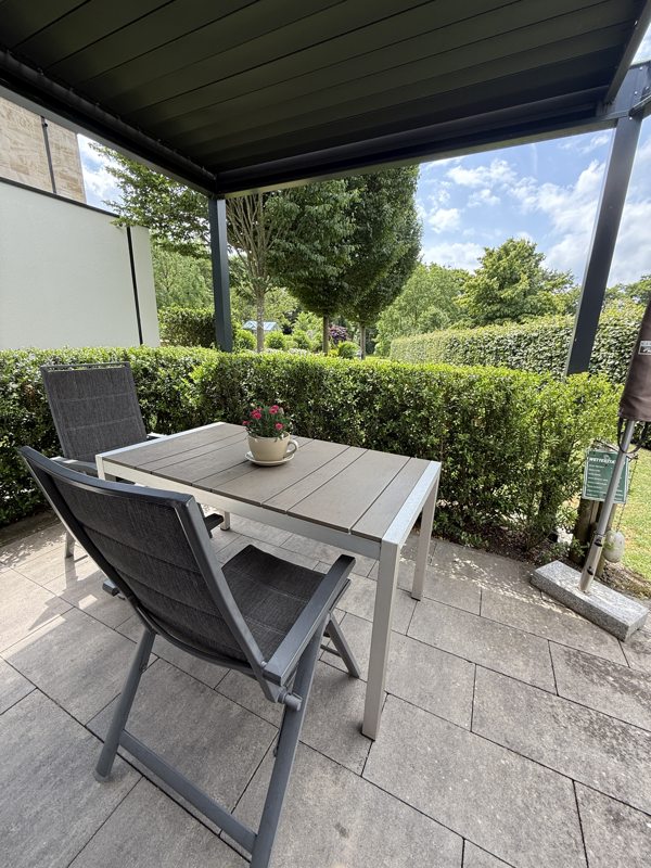 Sitzplatz auf der überdachten Terrasse
