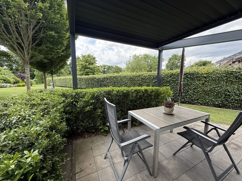 Überdachte Terrasse mit Gartenblick